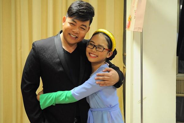 Showbiz 31/12: Vì sao Phương Mỹ Chi bất ngờ rời công ty Quang Lê? ảnh 1