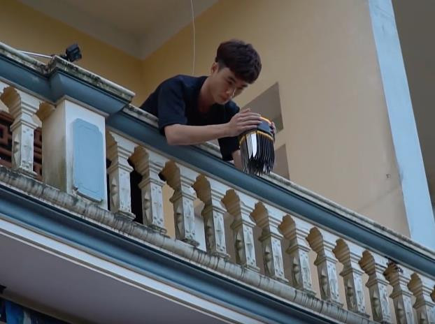 Phẫn nộ với video thả dao từ trên cao xuống của YouTuber nhiều sub nhất Việt Nam ảnh 1