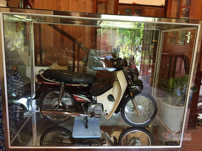 Đại gia Việt trưng xe trong tủ kính gây sốt ảnh 6