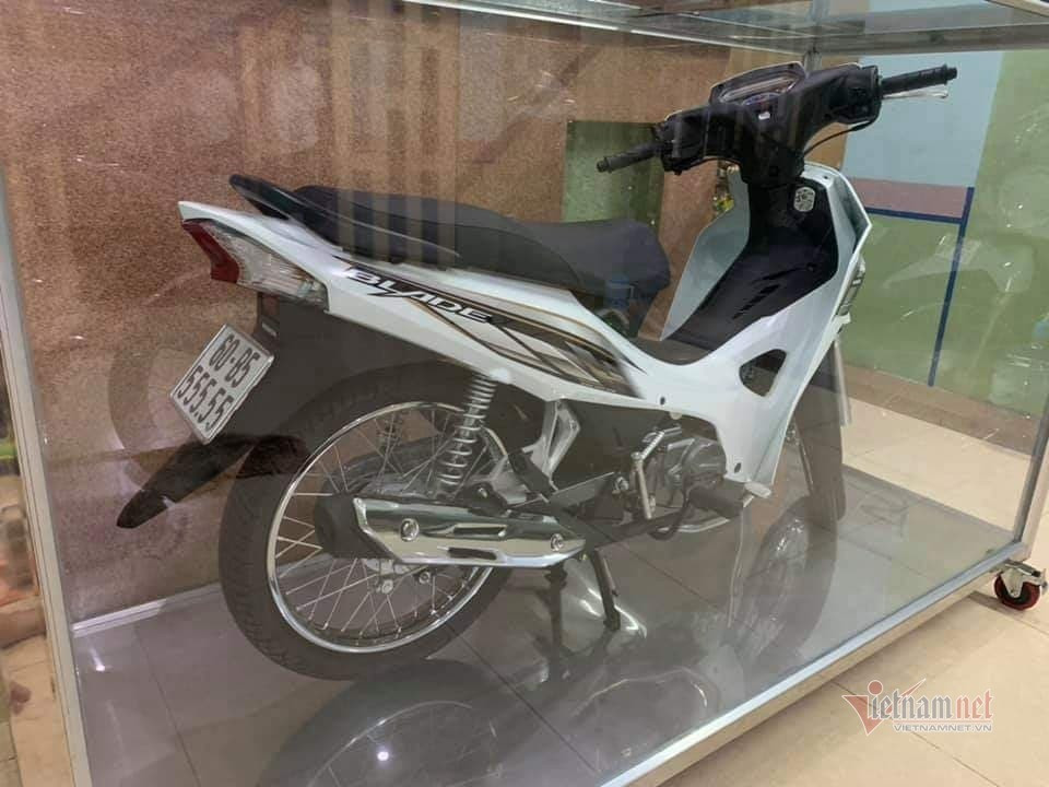 Đại gia Việt trưng xe trong tủ kính gây sốt ảnh 4