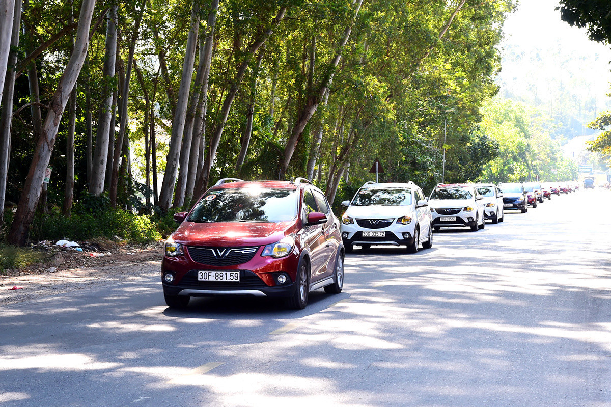 Cặp vợ chồng U70 'lên rừng xuống biển' với VinFast ảnh 2