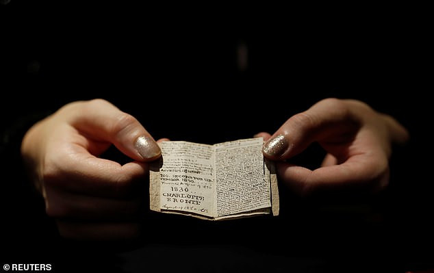 Vì sao cuốn sách nhỏ bằng bao diêm có giá 20 tỉ đồng? ảnh 7