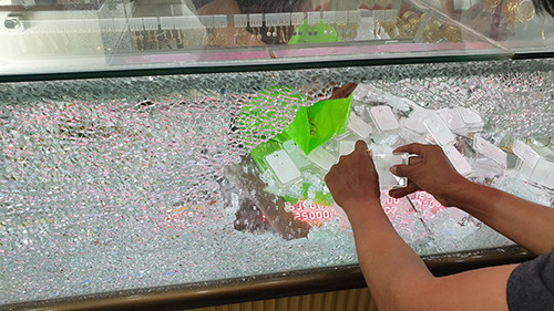 Kinh hoàng cảnh tiệm vàng bị cướp nổ súng tấn công trong 30 giây ảnh 2