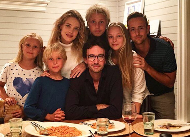 Hành trình từ cô bé bán rong thành 'Lọ lem nước Nga' của con dâu nhà Louis Vuitton danh giá ảnh 14