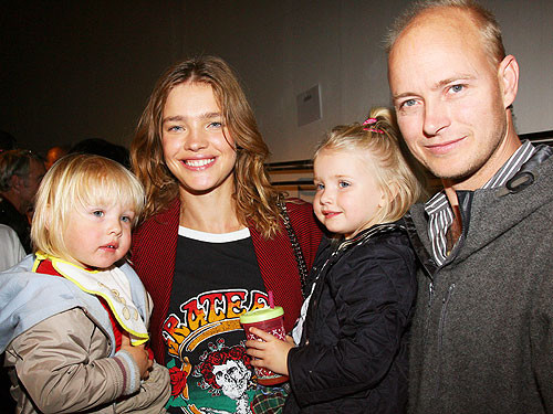 Hành trình từ cô bé bán rong thành 'Lọ lem nước Nga' của con dâu nhà Louis Vuitton danh giá ảnh 11