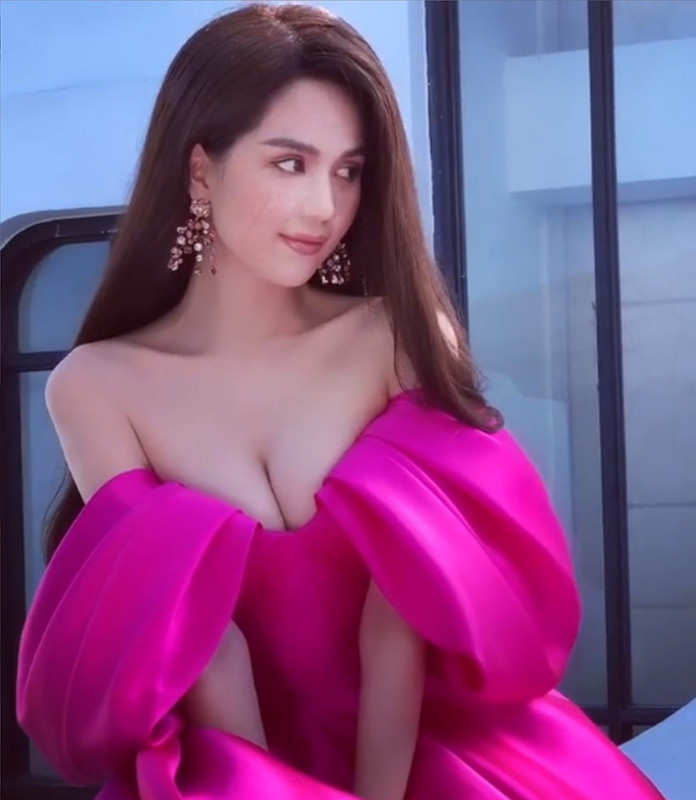 Ngọc Trinh lại gây choáng vì o ép vòng 1 quá đà ảnh 3