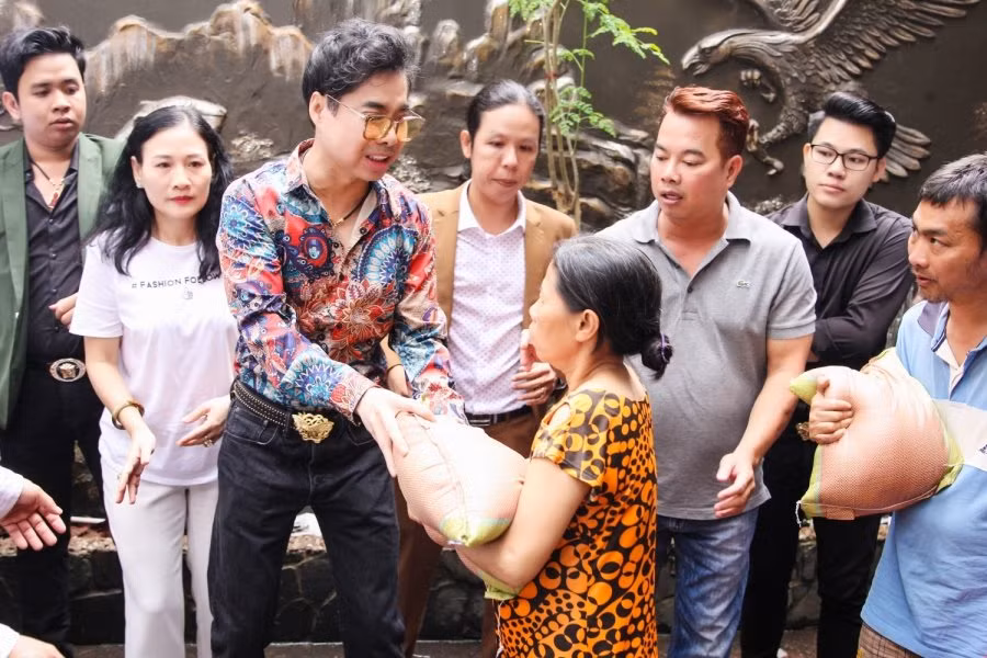 Hàng trăm người dân chen lấn trước cửa nhà Ngọc Sơn để được phát gạo và tiền ảnh 3