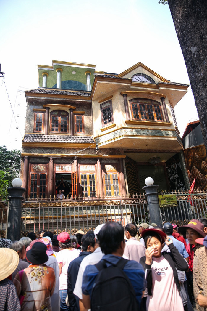 Hàng trăm người dân chen lấn trước cửa nhà Ngọc Sơn để được phát gạo và tiền ảnh 1