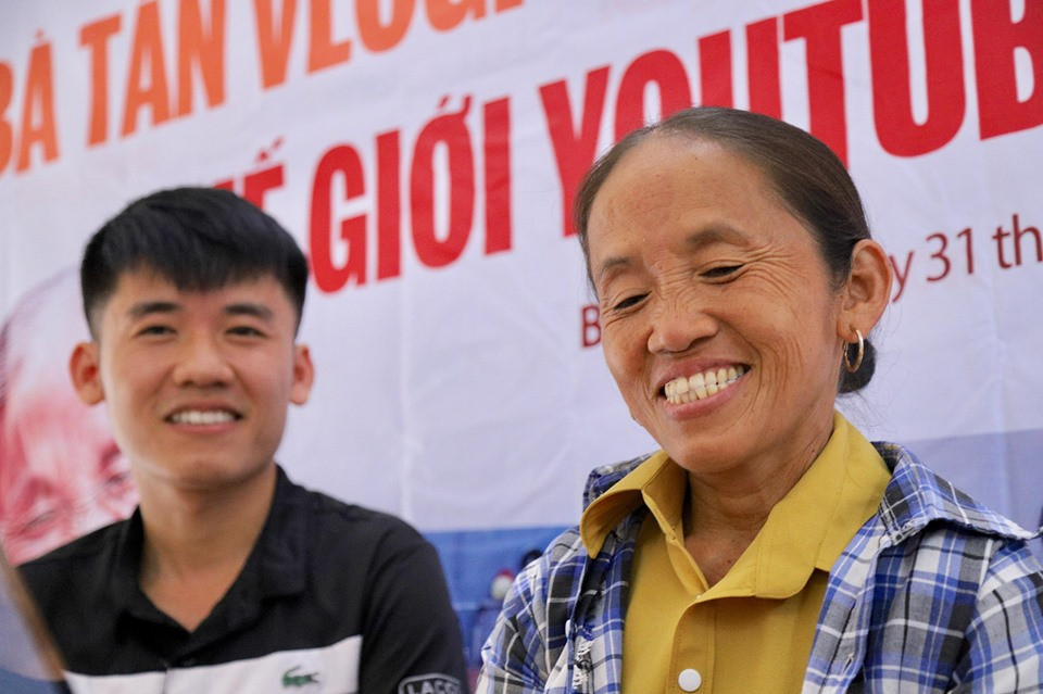 Bà Tân và con trai - Hưng Vlog. Fan gửi 'tâm thư' yêu cầu con trai để video bà Tân Vlog chân thật như trước ảnh 7
