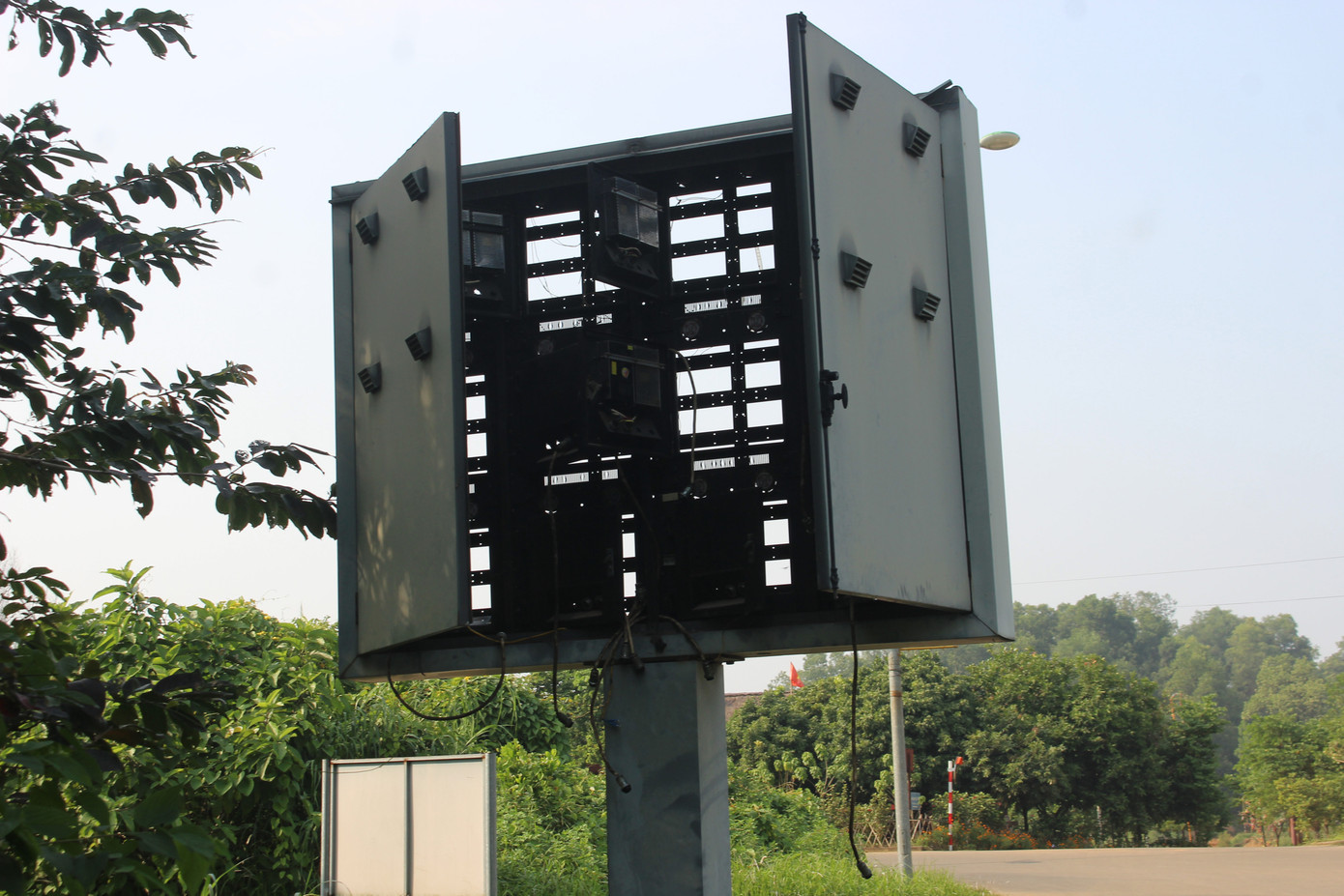 Cảnh tan hoang, rậm rạp của một số công trình tại làng Văn hóa - Du lịch các dân tộc ảnh 19