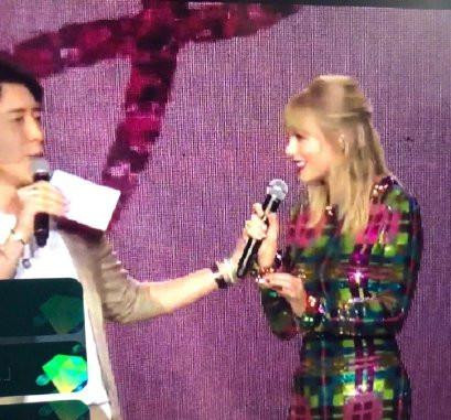 MC đình đám Trung Quốc bị dọa giết vì fan nghi ngờ đụng chạm người Taylor Swift ảnh 1