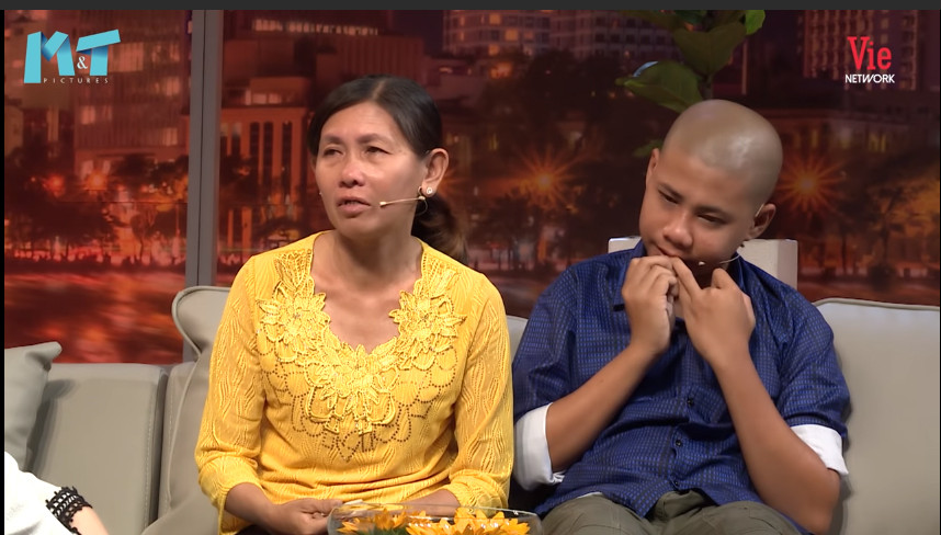 Khóc hết ước mắt với người mẹ tháng bán máu 2 lần để nuôi con tâm thần, ung thư ảnh 1