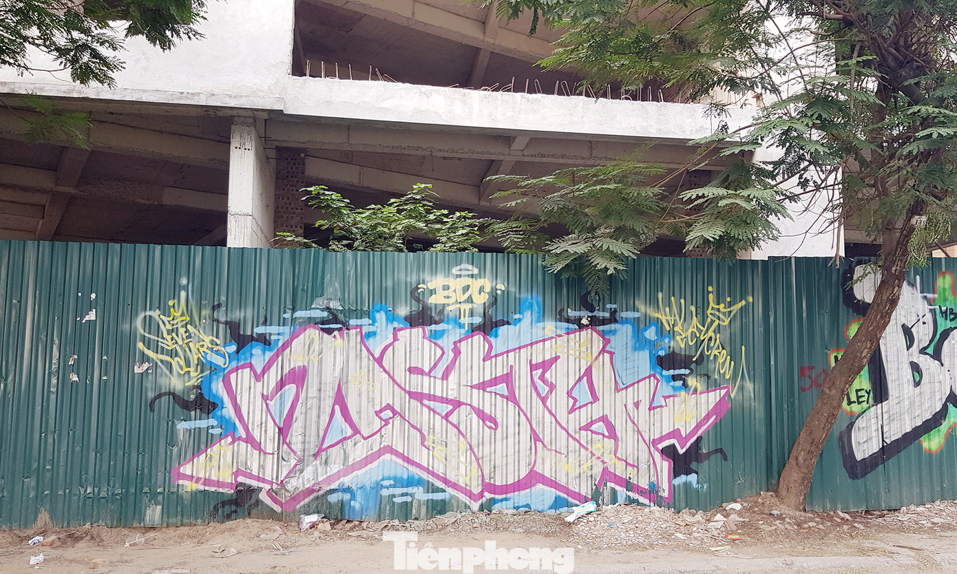 Cận cảnh khu nhà ở cán bộ bỏ hoang bí ẩn trên đất 'kim cương' Hà Nội ảnh 9