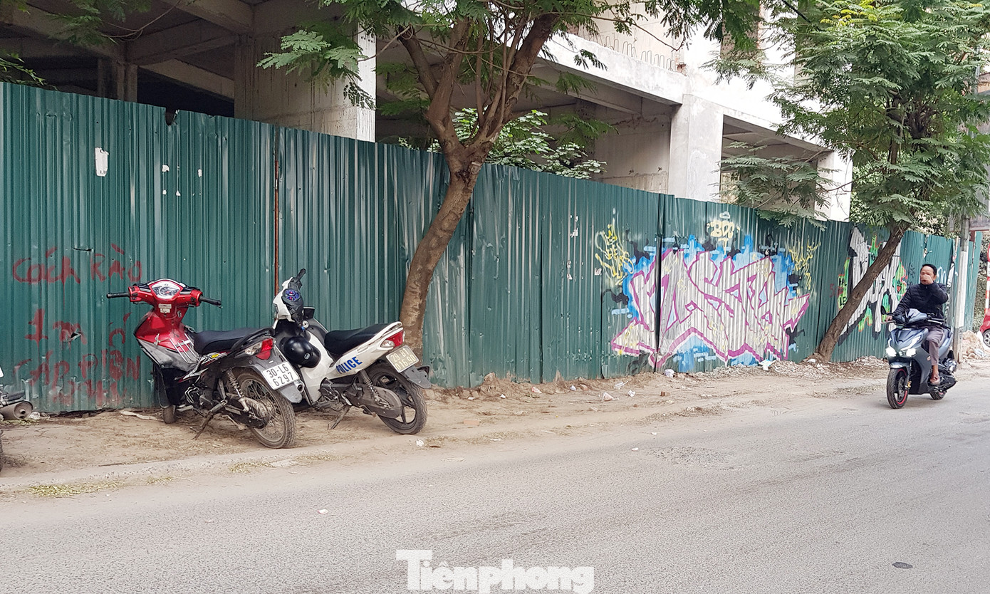 Cận cảnh khu nhà ở cán bộ bỏ hoang bí ẩn trên đất 'kim cương' Hà Nội ảnh 5