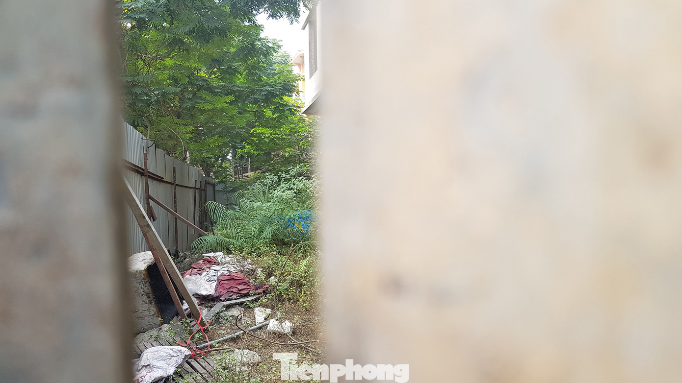 Cận cảnh khu nhà ở cán bộ bỏ hoang bí ẩn trên đất 'kim cương' Hà Nội ảnh 13