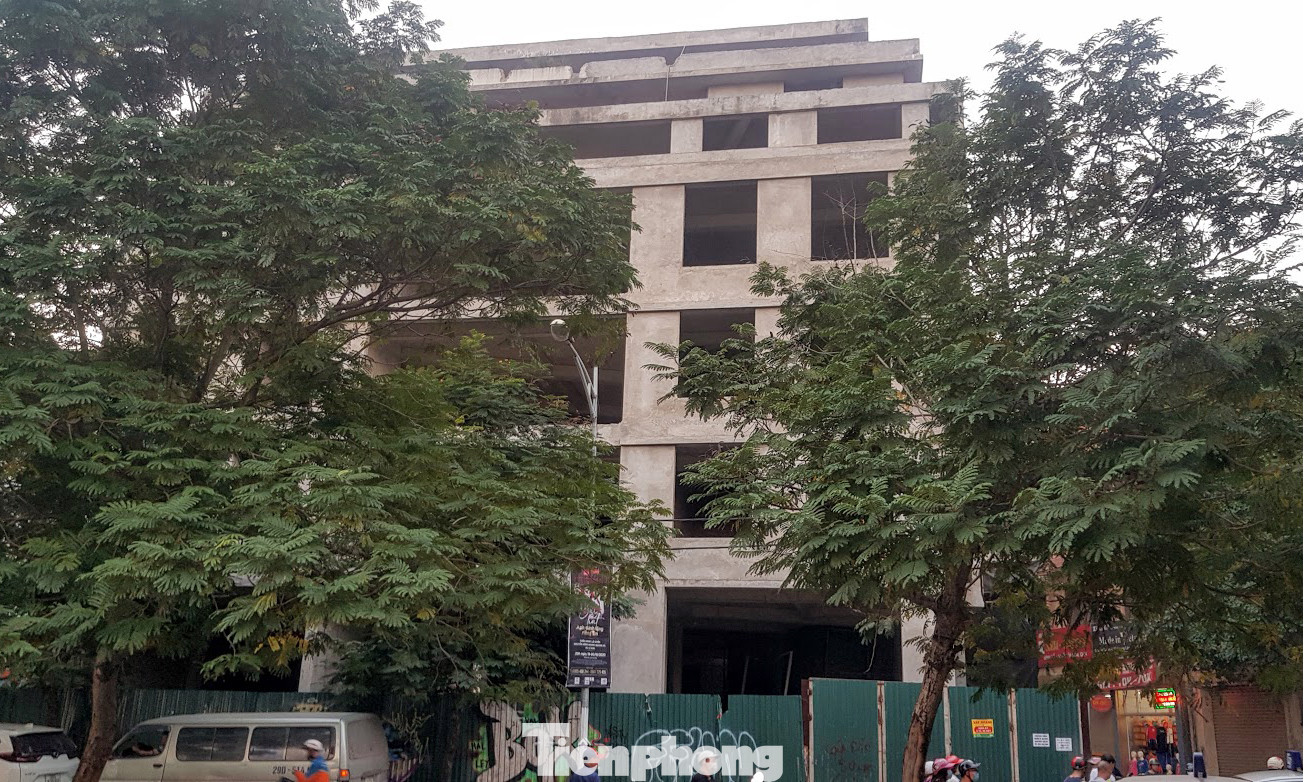 Cận cảnh khu nhà ở cán bộ bỏ hoang bí ẩn trên đất 'kim cương' Hà Nội ảnh 4