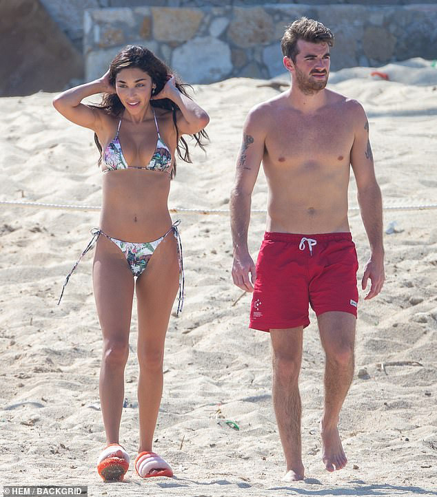 Nữ DJ 'bốc lửa' khoe dáng với bikini nhỏ xíu bên bạn trai ở biển ảnh 1