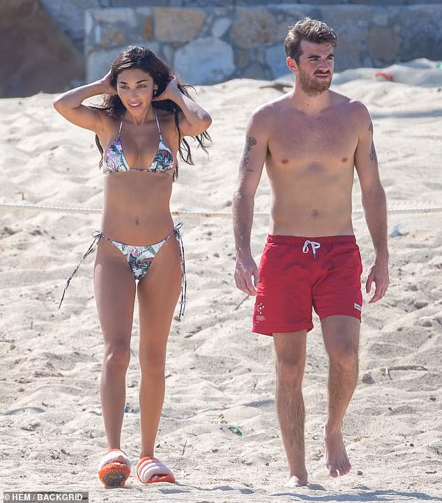 Nữ DJ 'bốc lửa' khoe dáng với bikini nhỏ xíu bên bạn trai ở biển ảnh 1