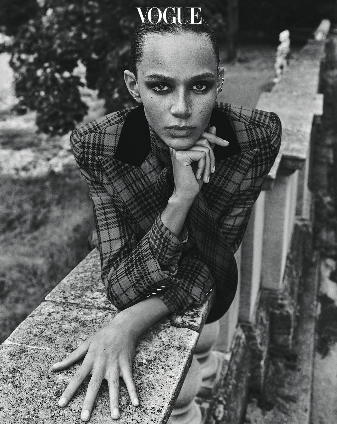 'Siêu mẫu nóng bỏng nhất nước Mỹ' chụp ngực trần trên Vogue ảnh 3