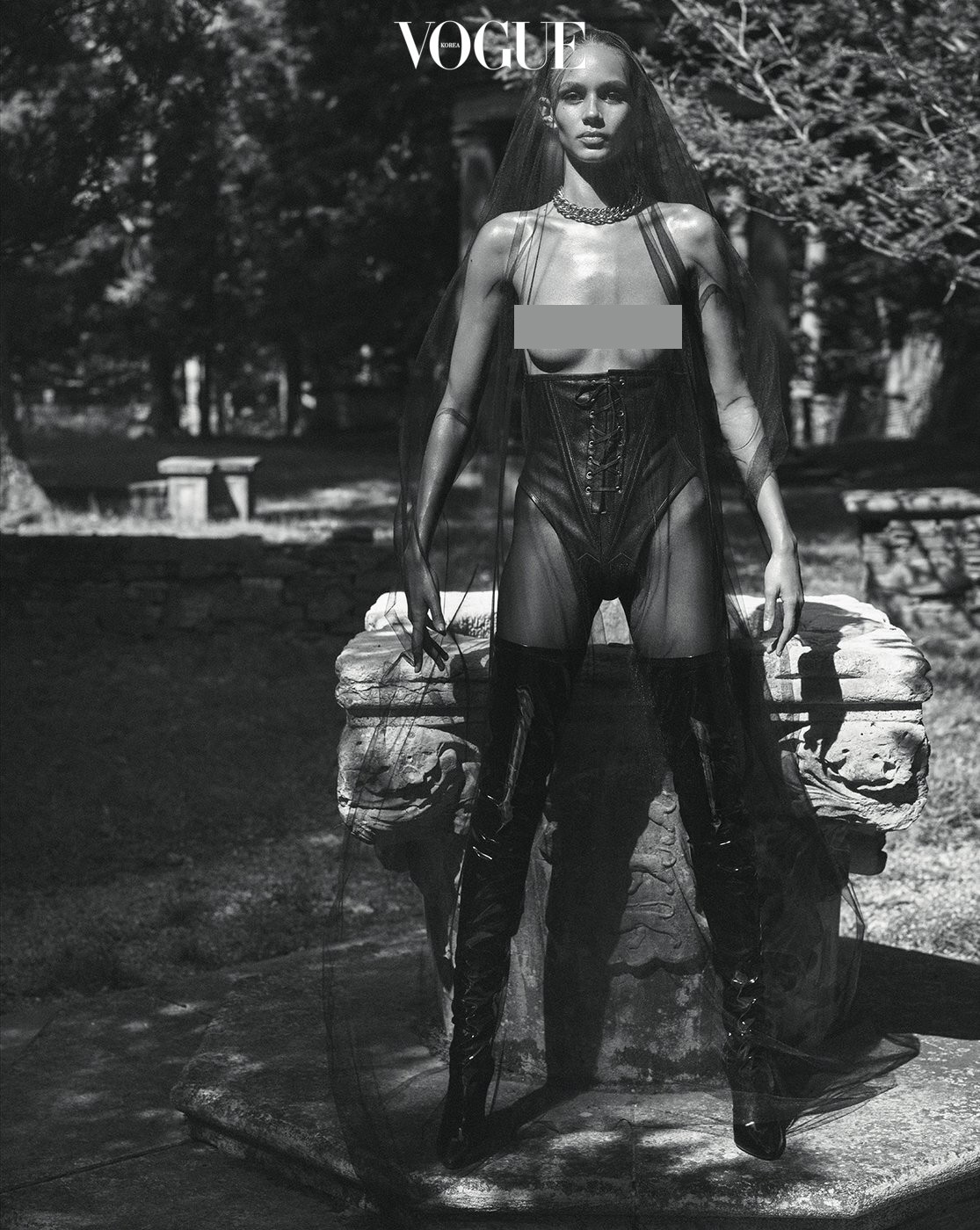 'Siêu mẫu nóng bỏng nhất nước Mỹ' chụp ngực trần trên Vogue ảnh 5