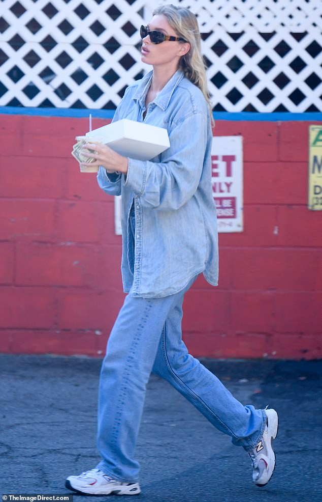 'Thiên thần nội y' Elsa Hosk lăng xê đồ jeans, áo cài 1 khuy cực chất ảnh 1