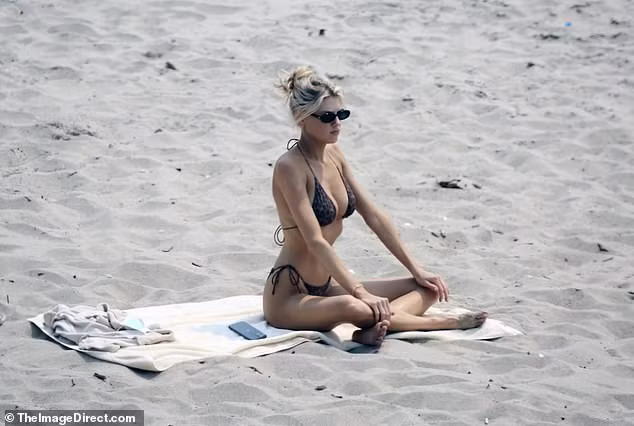 'Bom gợi cảm' Charlotte McKinney nuột nà mê đắm ở biển ảnh 6