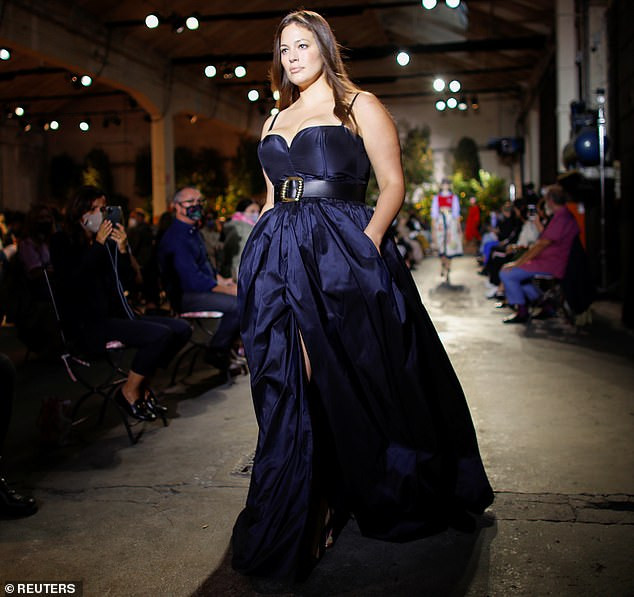 Siêu mẫu ngoại cỡ Ashley Graham mặc váy tôn ngực đầy sải bước catwalk ảnh 4