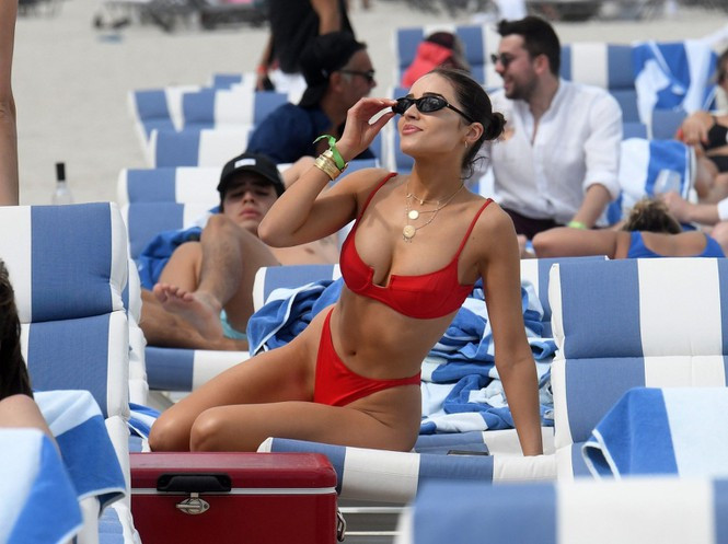 Hoa hậu hoàn vũ Olivia Culpo mặc áo lộ chân ngực siêu gợi cảm ảnh 10