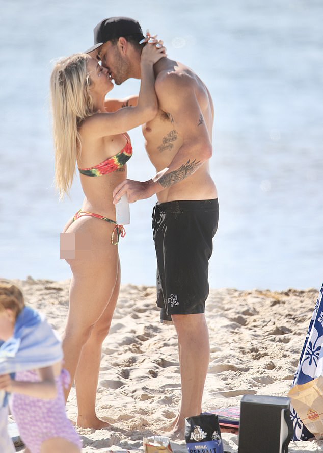 Hotgirl 9x người Úc liên tục tình tứ bạn trai ở biển ảnh 3