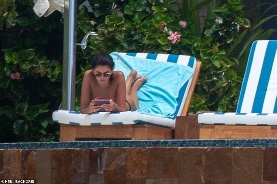 Con gái huyền thoại Cindy Crawford dáng đẹp như tạc tượng với áo tắm bé xíu ảnh 6