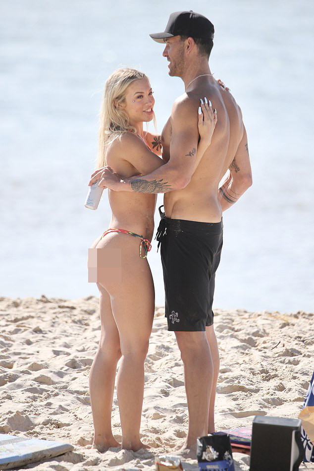 Hotgirl 9x người Úc liên tục tình tứ bạn trai ở biển ảnh 2