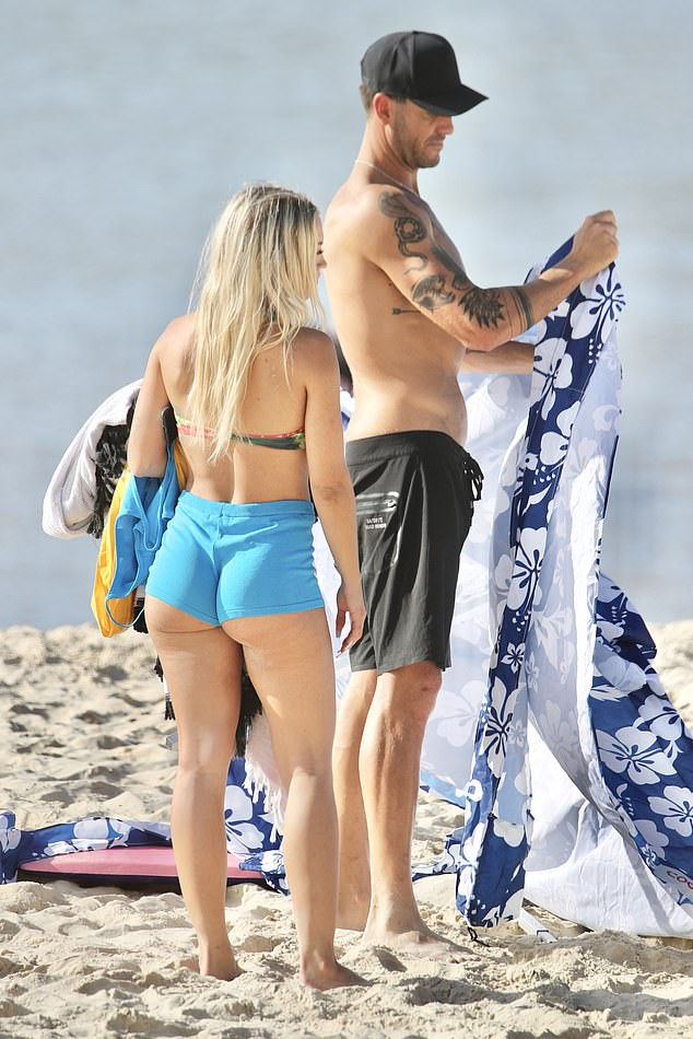 Hotgirl 9x người Úc liên tục tình tứ bạn trai ở biển ảnh 5