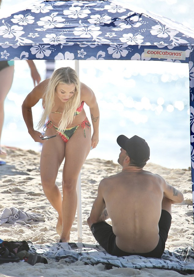 Hotgirl 9x người Úc liên tục tình tứ bạn trai ở biển ảnh 6