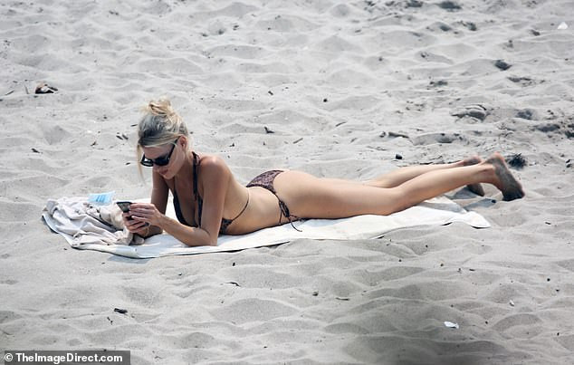 'Bom gợi cảm' Charlotte McKinney nuột nà mê đắm ở biển ảnh 4