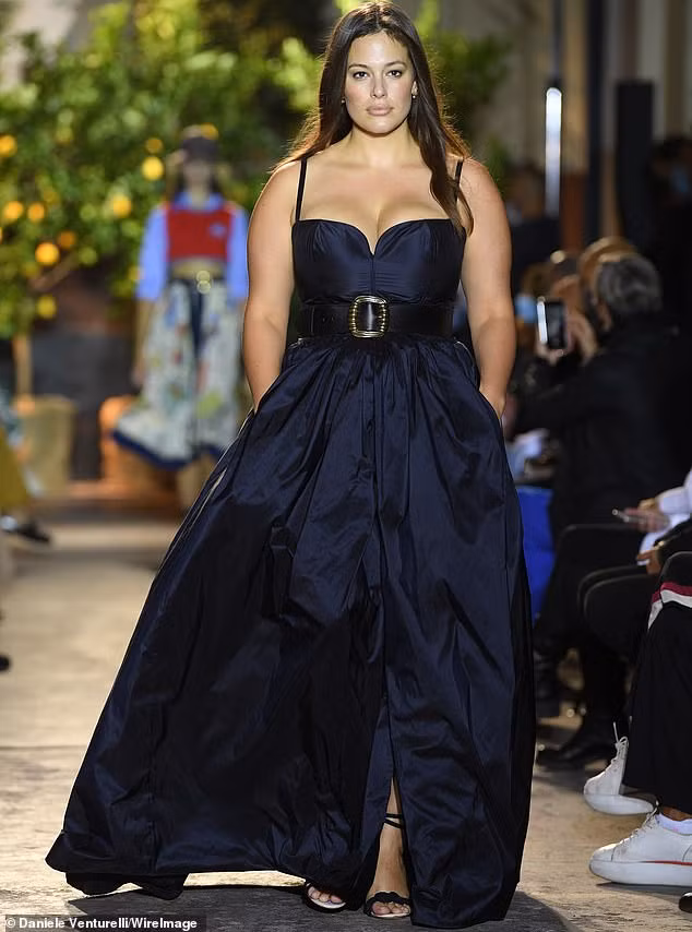 Siêu mẫu ngoại cỡ Ashley Graham mặc váy tôn ngực đầy sải bước catwalk ảnh 2
