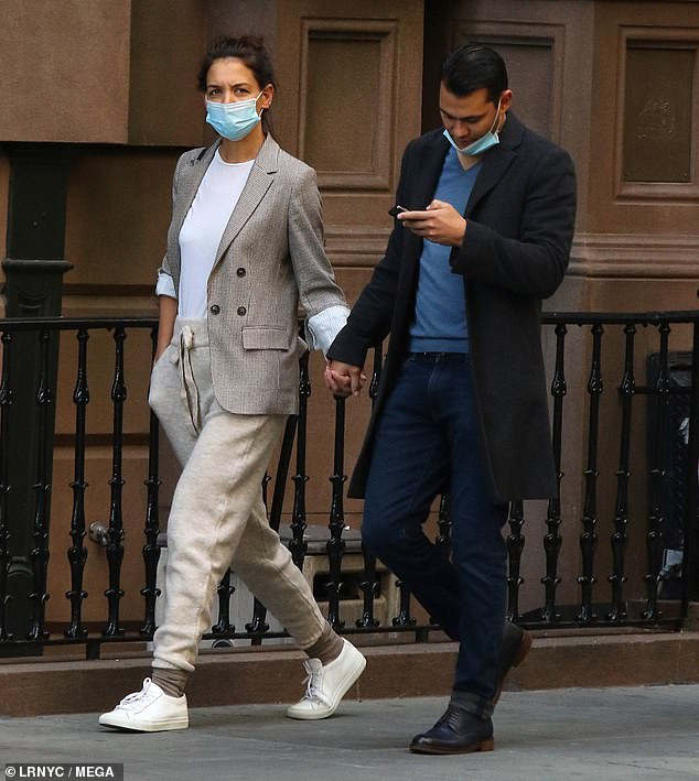 Katie Holmes trẻ trung như gái đôi mươi, sánh đôi bồ trẻ kém 9 tuổi trên phố ảnh 5