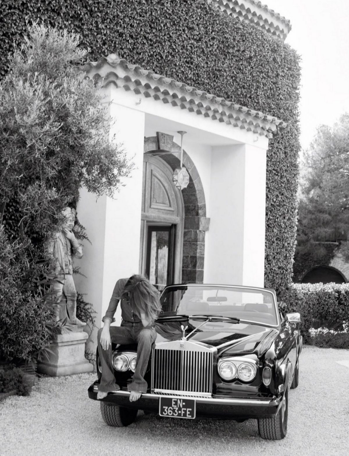 Ngưỡng mộ vóc dáng siêu mẫu của cựu đệ nhất phu nhân Pháp Carla Bruni ở tuổi 53 ảnh 2