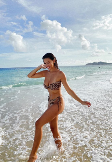 Mẫu 9x Devin Brugman khoe dáng nảy nở gợi cảm với áo tắm ảnh 2