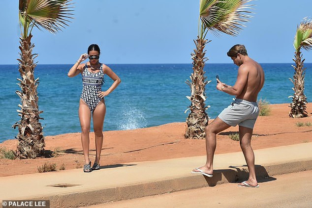 Mỹ nhân truyền hình Anh siêu nóng bỏng bên bạn trai ảnh 2