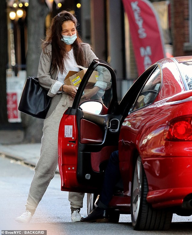 Katie Holmes trẻ trung như gái đôi mươi, sánh đôi bồ trẻ kém 9 tuổi trên phố ảnh 2