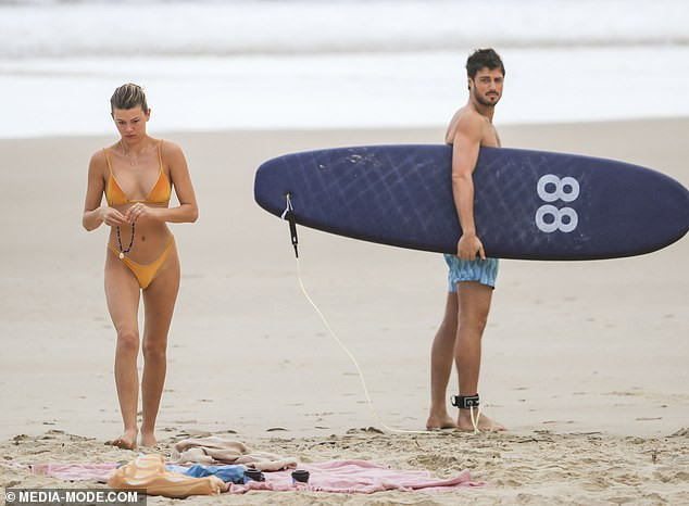 Mẫu 9x Georgia Fowler thả dáng đẹp như tạc tượng trên biển ảnh 1