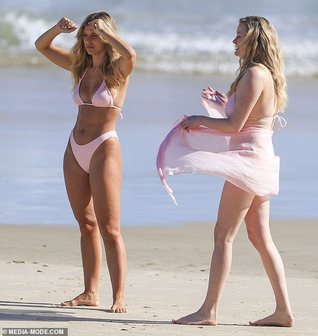 Nàng mẫu 9x nước Úc trắng nõn nà cực gợi cảm với áo tắm hồng phớt ảnh 3