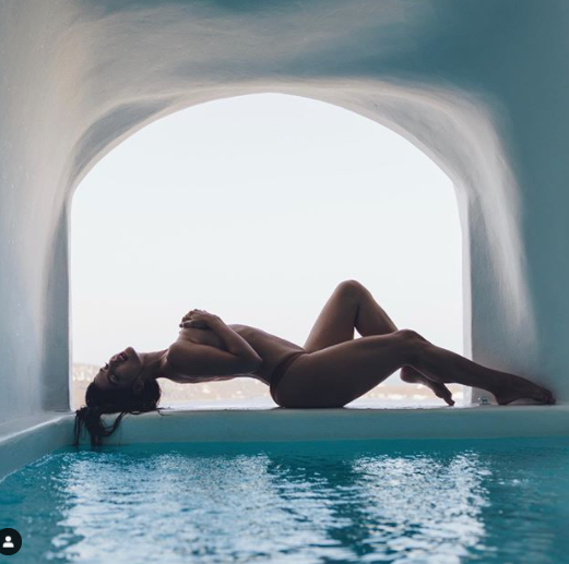 Bạn gái siêu mẫu của cầu thủ Neymar tung ảnh bán nude đẹp như tạc tượng ảnh 1