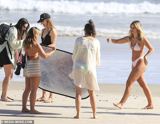 Nàng mẫu 9x nước Úc trắng nõn nà cực gợi cảm với áo tắm hồng phớt ảnh 4