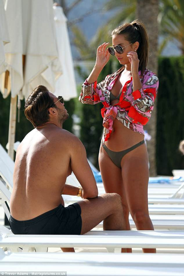 Mỹ nhân truyền hình Anh siêu nóng bỏng bên bạn trai ảnh 6