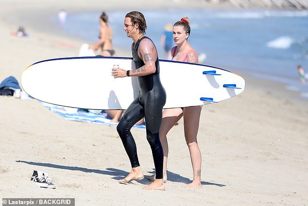 Ireland Baldwin mặc áo lót khoe ngực táo bạo dắt chó đi dạo ảnh 7