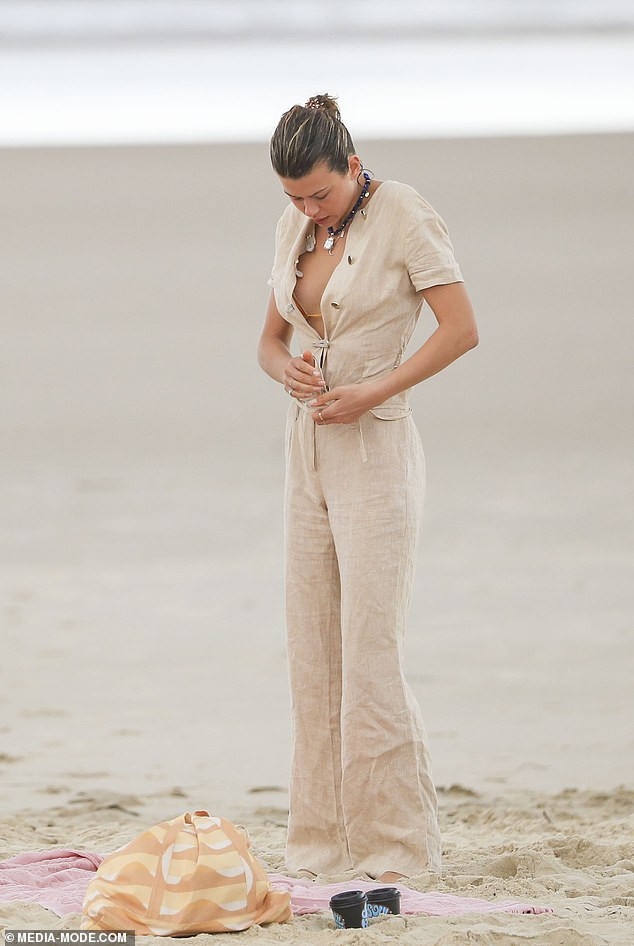 Mẫu 9x Georgia Fowler thả dáng đẹp như tạc tượng trên biển ảnh 5