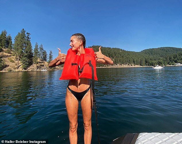 Justin Bieber tình tứ ôm chặt bà xã trong lòng khi đi biển ảnh 2