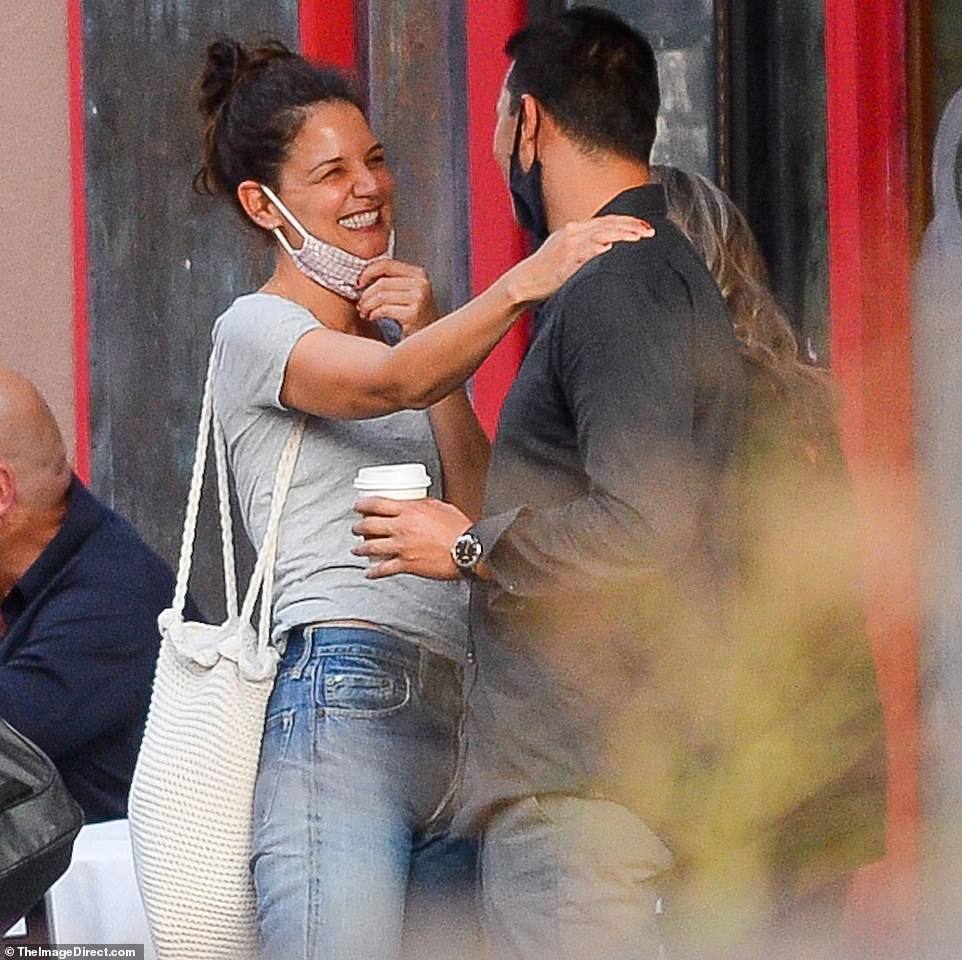 Katie Holmes hôn say đắm bồ trẻ, dường như chưa hạnh phúc như thế sau ly hôn Tom Cruise ảnh 2