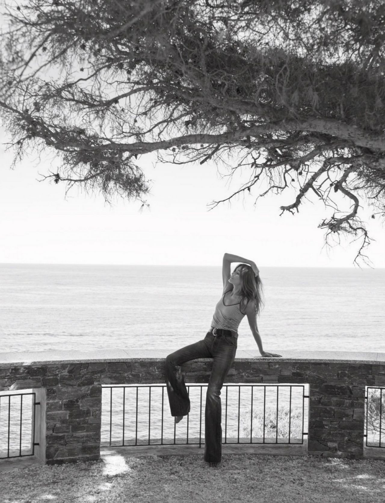 Ngưỡng mộ vóc dáng siêu mẫu của cựu đệ nhất phu nhân Pháp Carla Bruni ở tuổi 53 ảnh 4